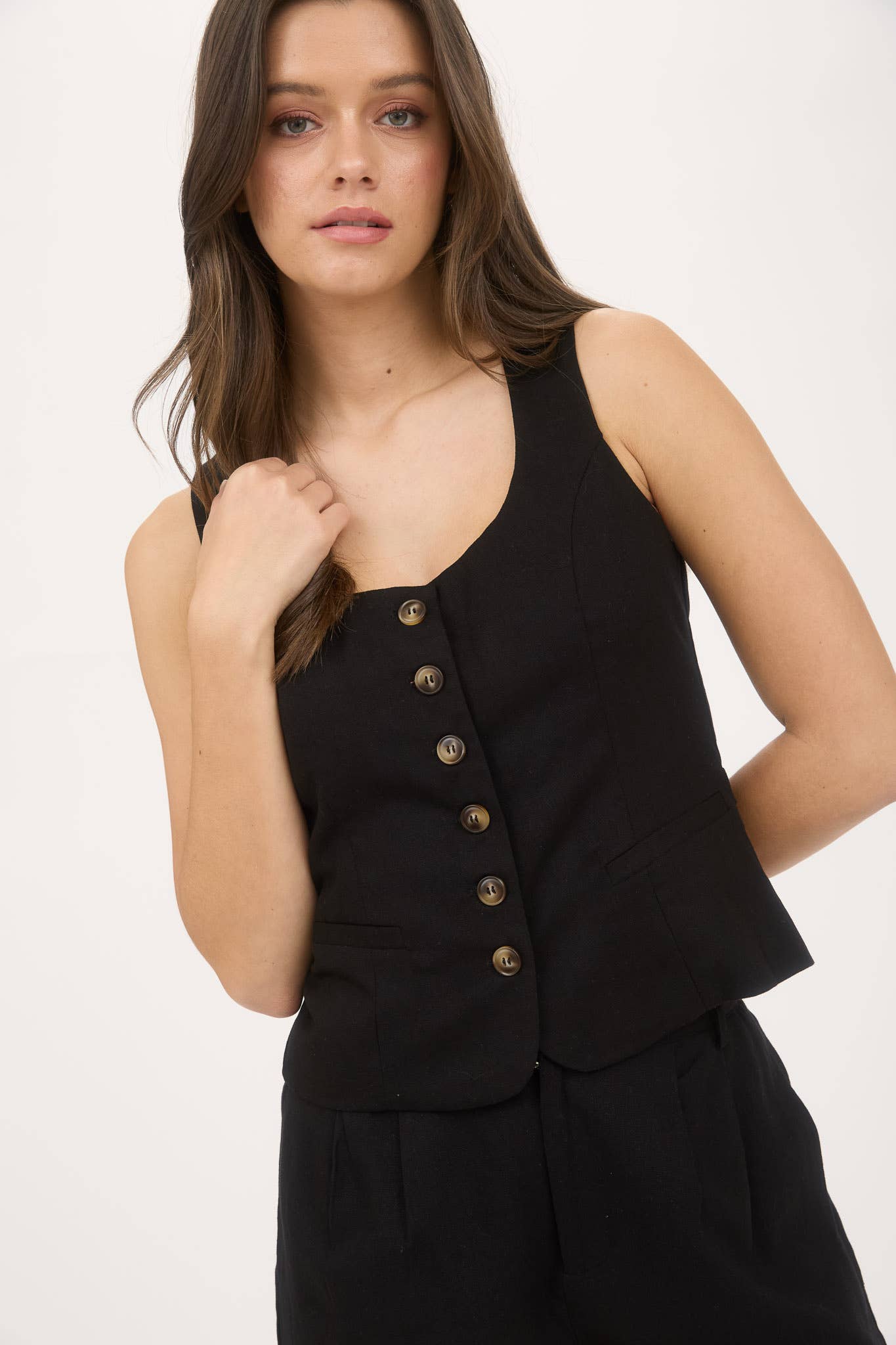 SCOOP NECK BUTTON DOWN SLEEVELESS LINEN TOP