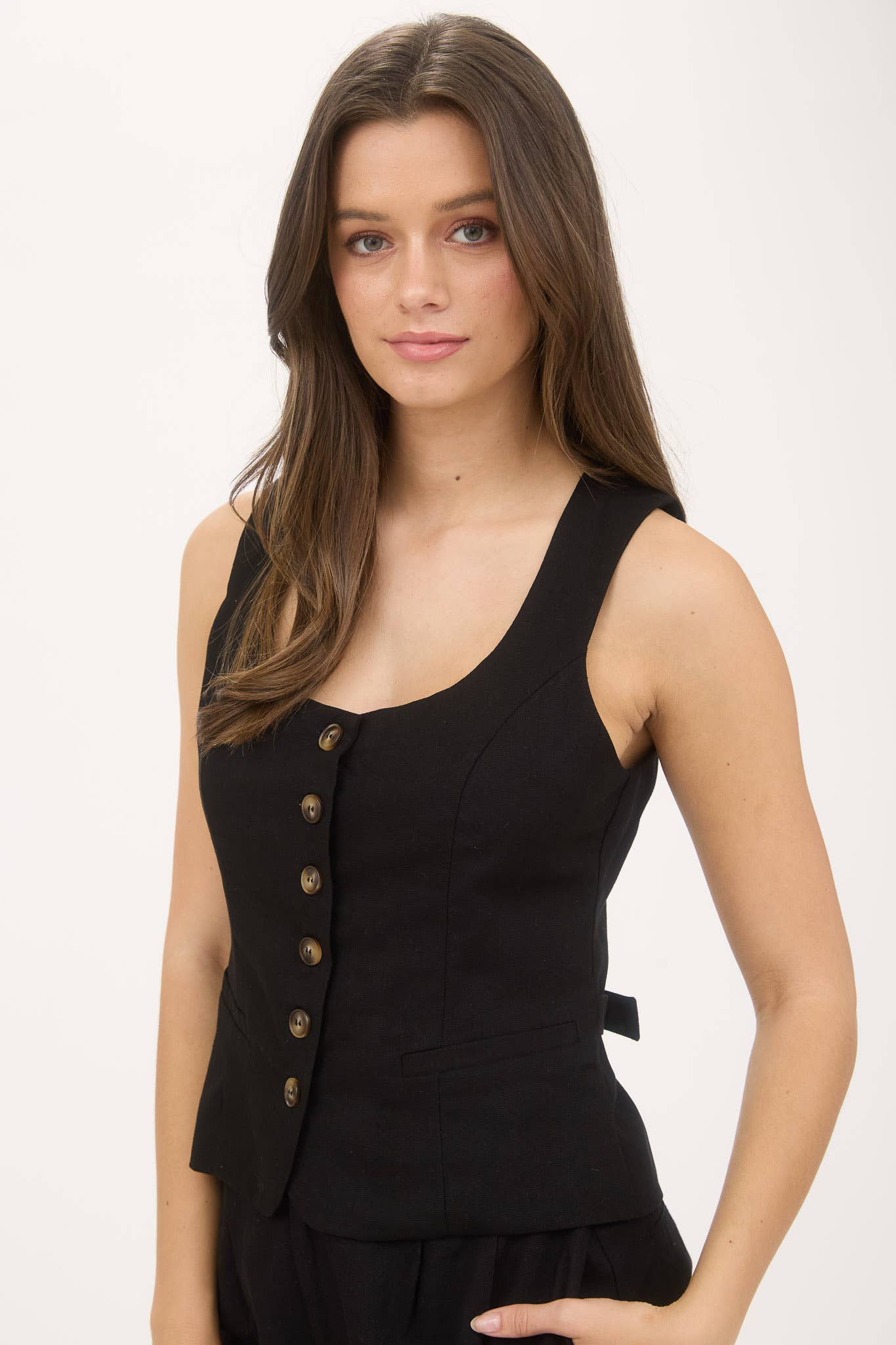 SCOOP NECK BUTTON DOWN SLEEVELESS LINEN TOP