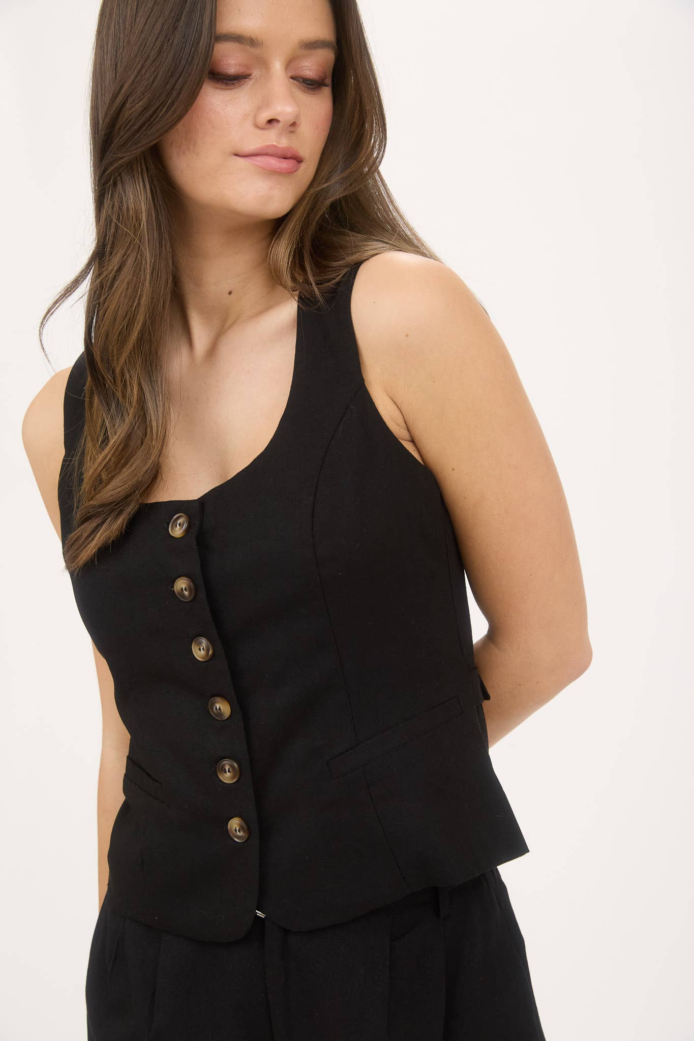 SCOOP NECK BUTTON DOWN SLEEVELESS LINEN TOP