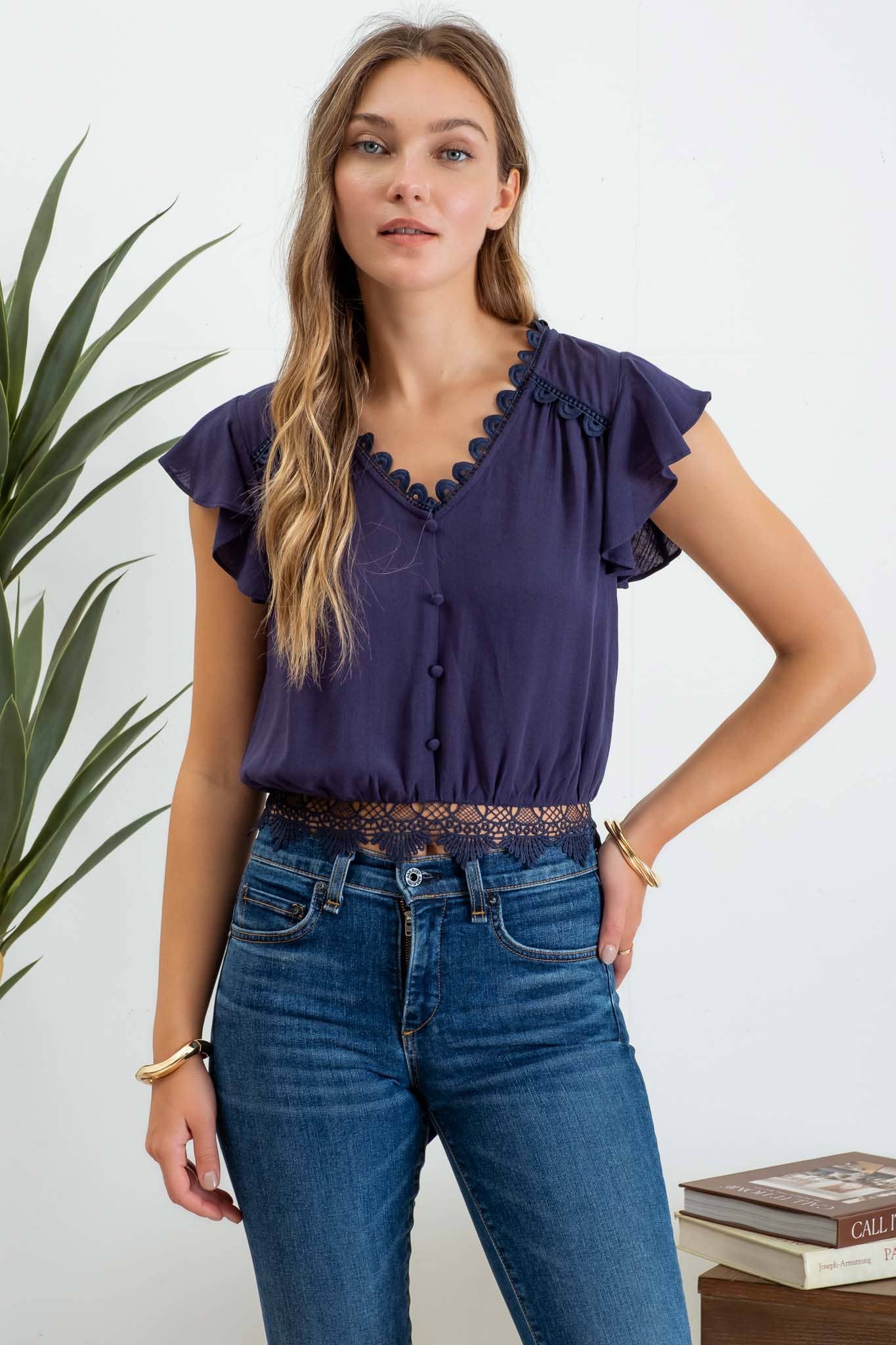 SCALLOP LACE TRIM BACK TIE SHORT SLEEVE CROP TOP