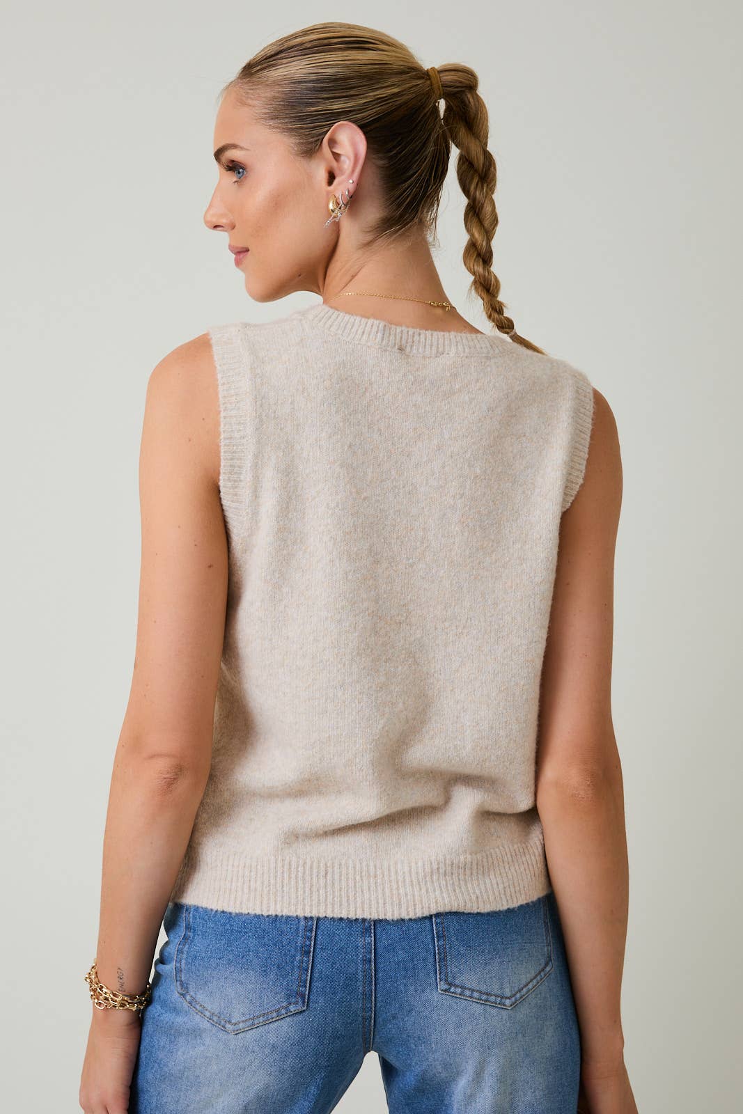 SLEEVELESS V-NECK BUTTON DOWN SWEATER TOP