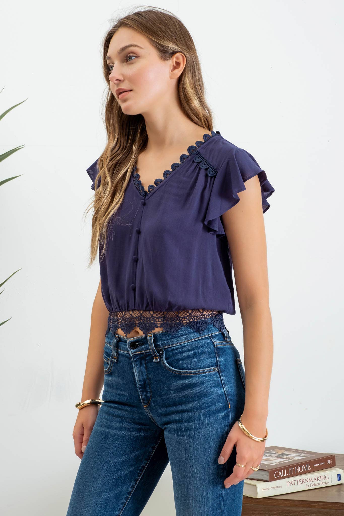 SCALLOP LACE TRIM BACK TIE SHORT SLEEVE CROP TOP
