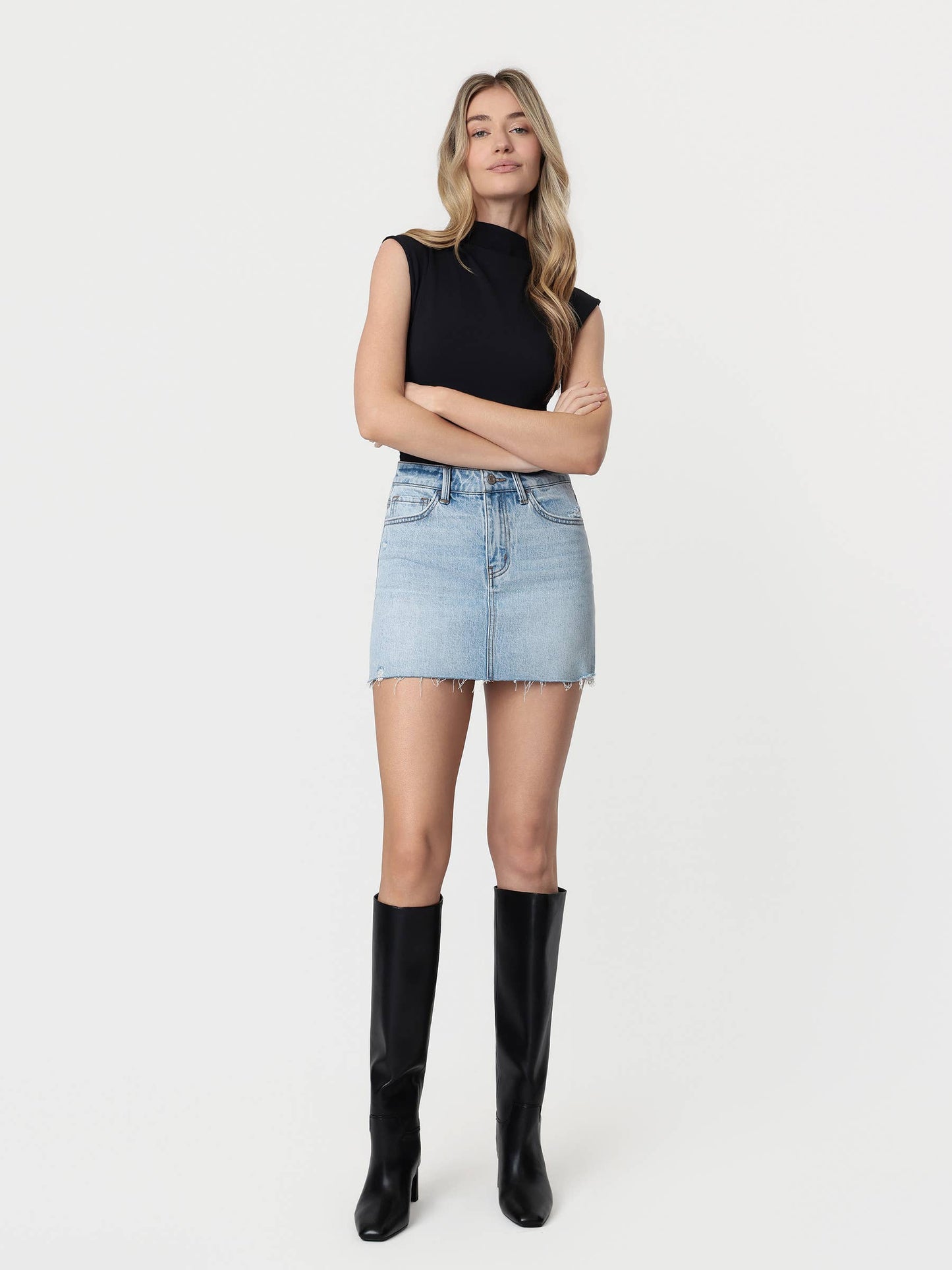 MID RISE CLEAN CUT RAW HEM LIGHT WASH DENIM SKIRT T7389