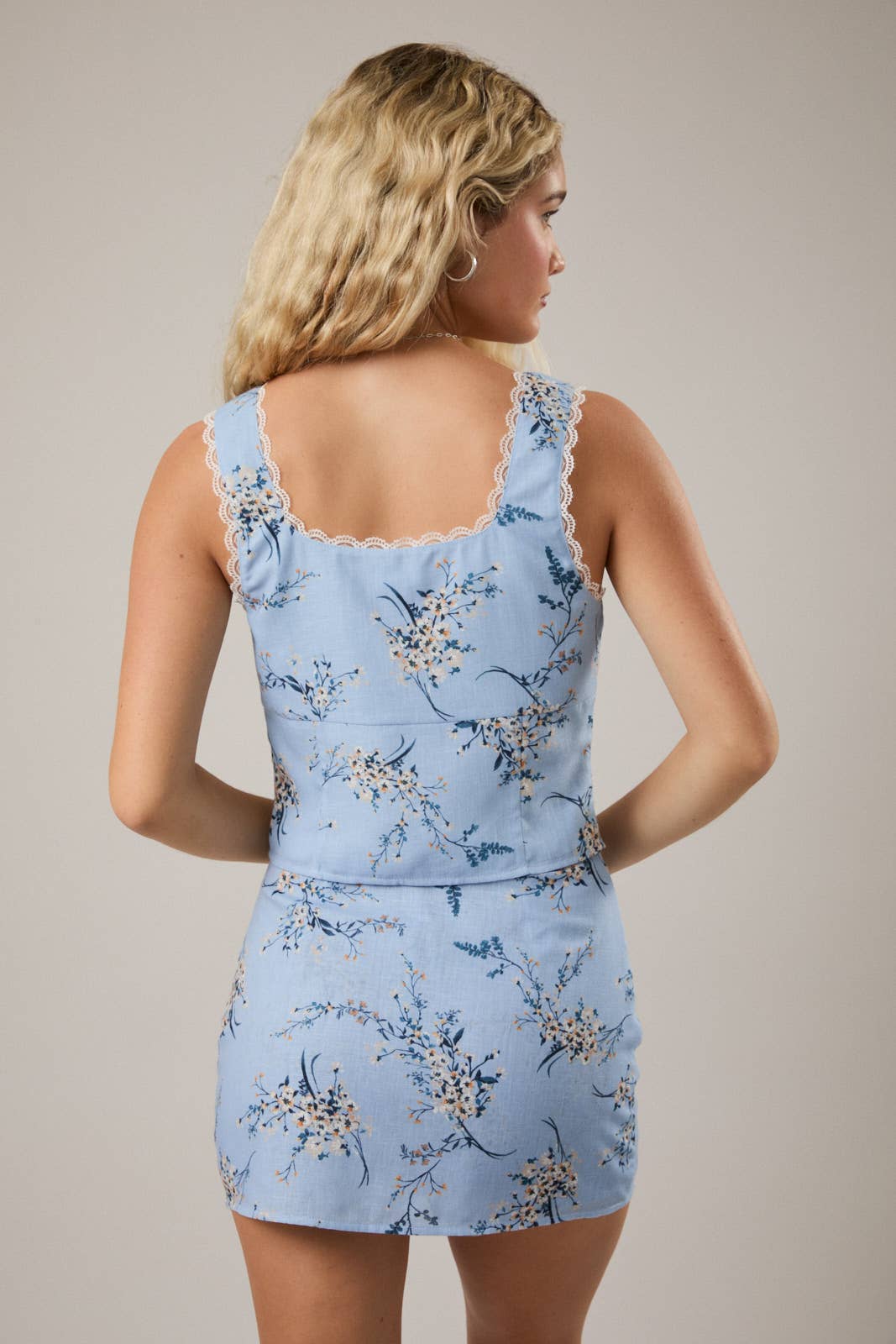 SLEEVELESS LACE TRIM DETAIL OPEN TOP