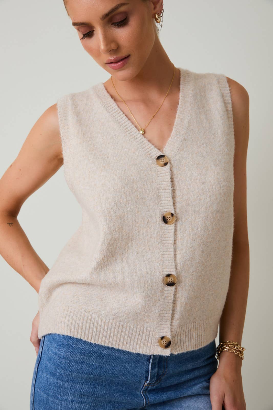 SLEEVELESS V-NECK BUTTON DOWN SWEATER TOP